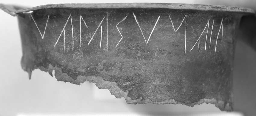 Col et bord d’un vase en bronze provenant de Cles, (Trente).